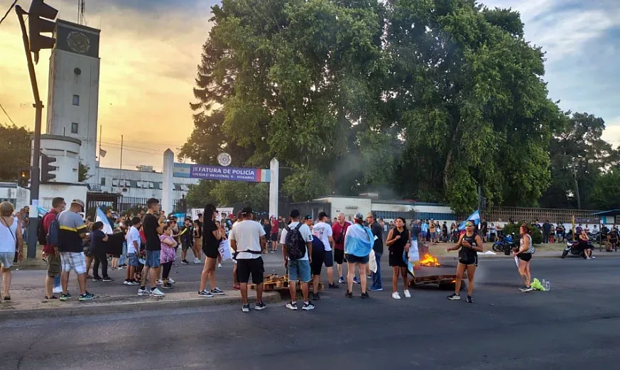 protesta-policial-rosario.webp