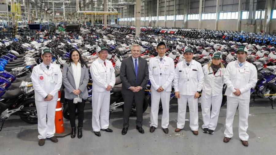 Fernández visitó la planta de Honda que este mes alcanzará 1.200.000 motos producidas en el país