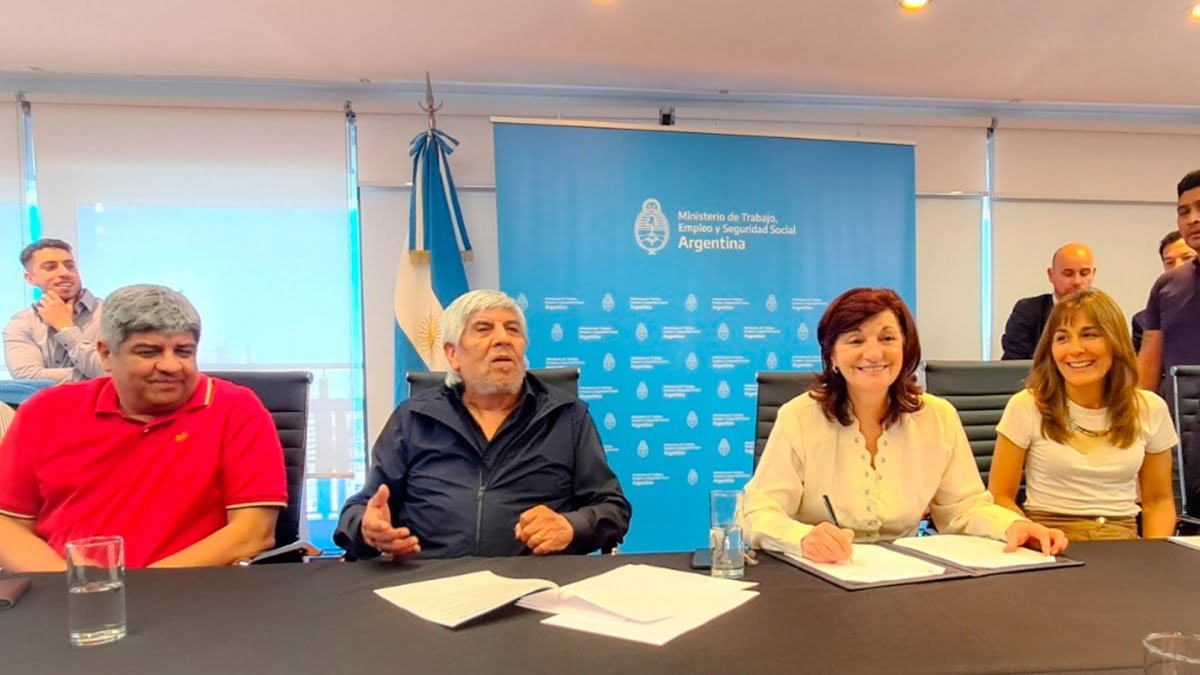 Camioneros acordó un aumento salarial de 107% y un bono de 100 mil pesos