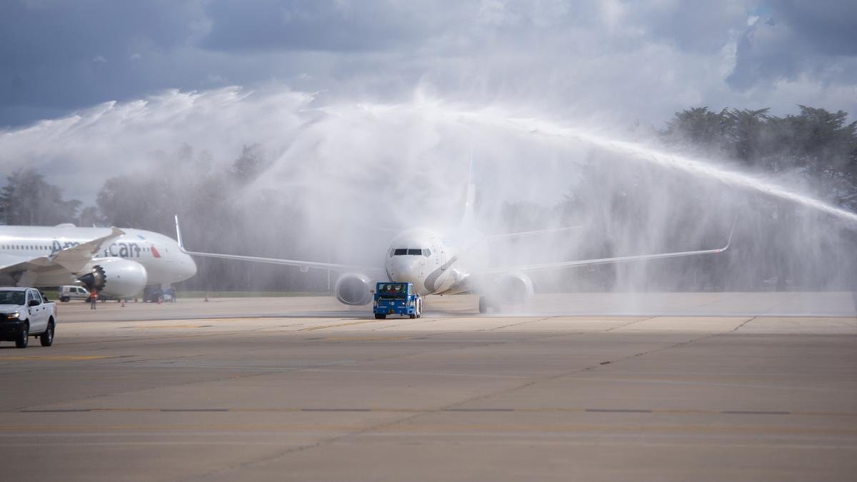 Como es costumbre en la industria el avin recibi su bautismo atravesando el arco de agua de las autobombas de ANAC Foto Lara Sartor