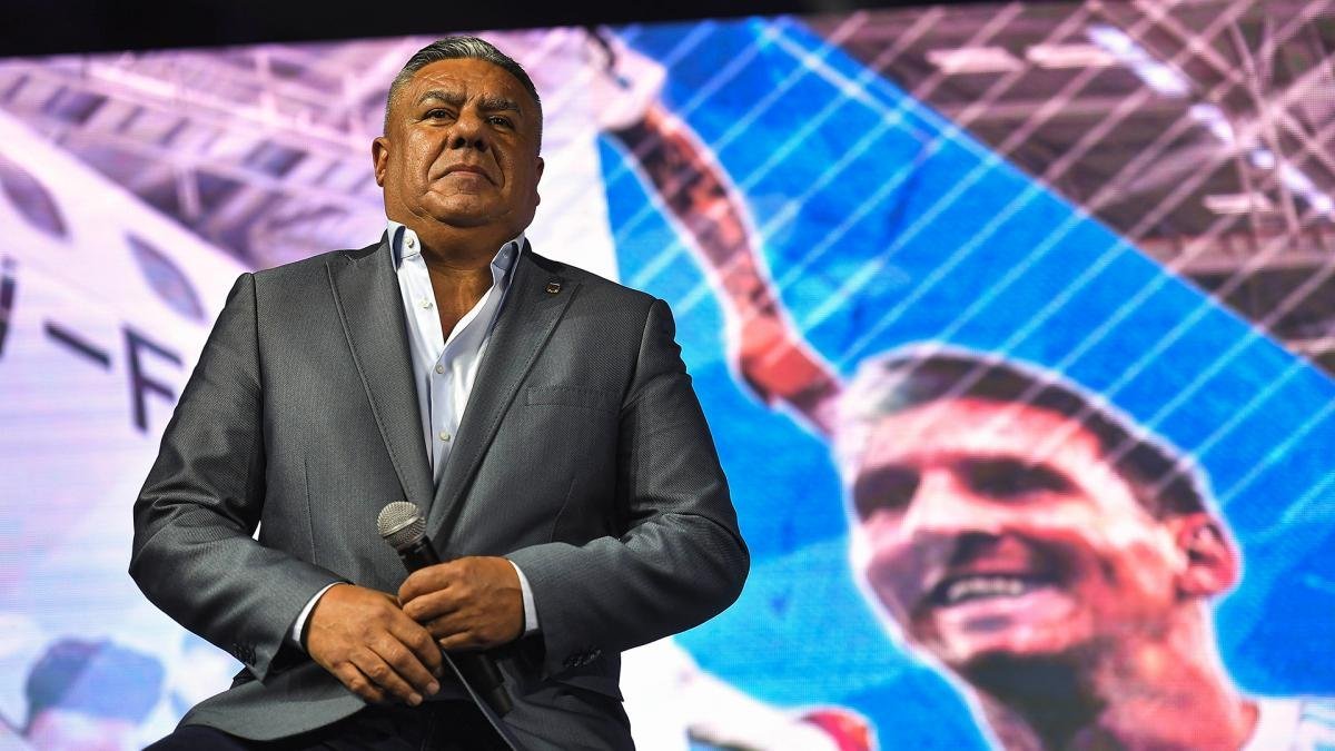 «Chiqui» Tapia: «Bienvenidos al país más futboleros del planeta»