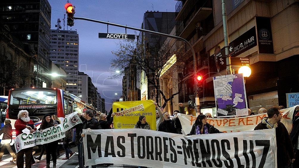 Una de las manifestaciones de vecinos porteos contra las torres Foto Alejandro Belvedere 
