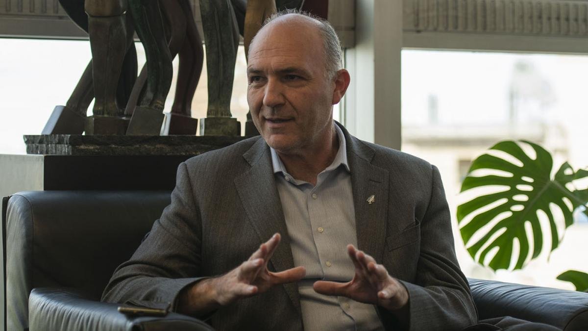 Guillermo Carmona va con un frente peronista 