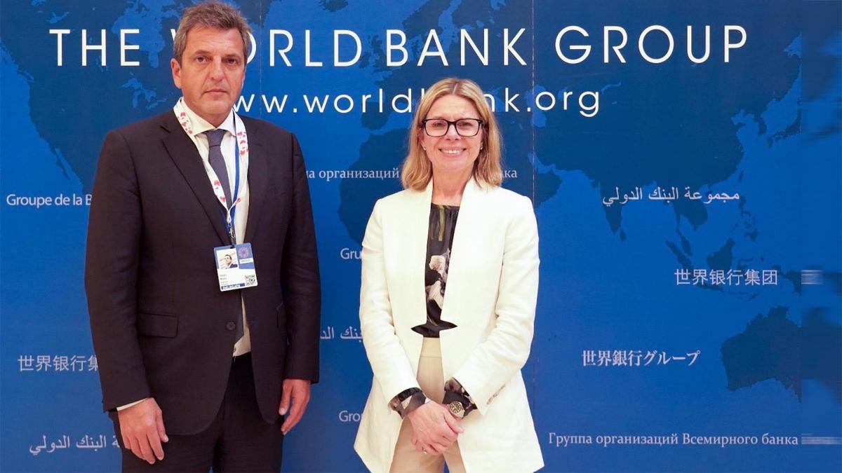 Massa junto a la directora gerente de Operaciones del BM Anna Bjerdefoto prensa