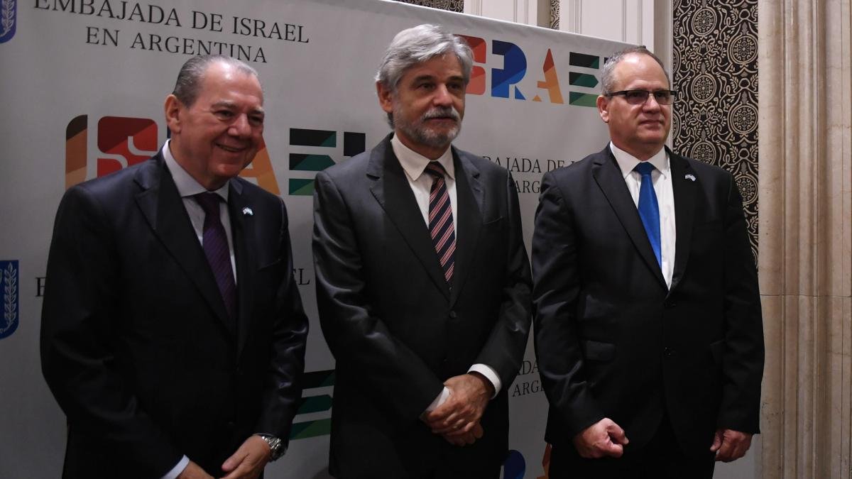 Mario Montoto Daniel Filmus y Eyal Sela Foto Pablo Aeli