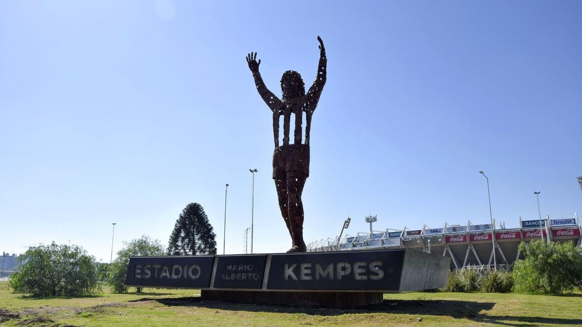 El «Matador» Kempes ya tiene su estatua en el estadio mundialista de Córdoba