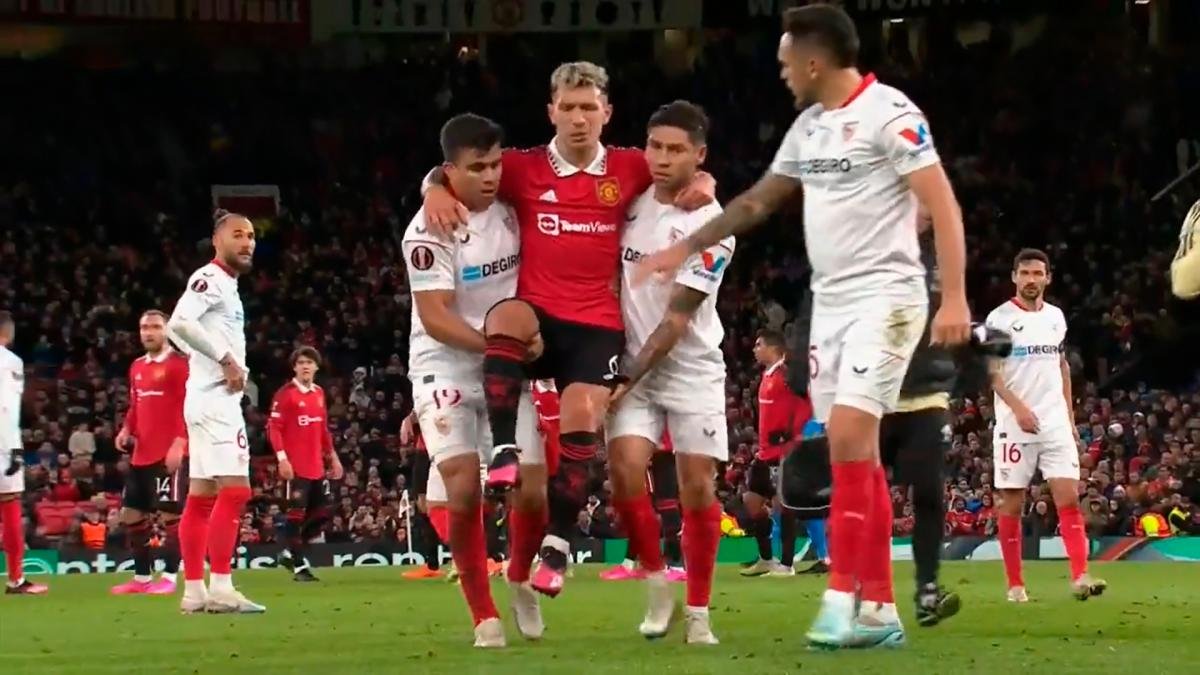 Marcos Acua y Gonzalo Montiel llevaron en andas a andas Martnez Foto ImagenTV ESPN 