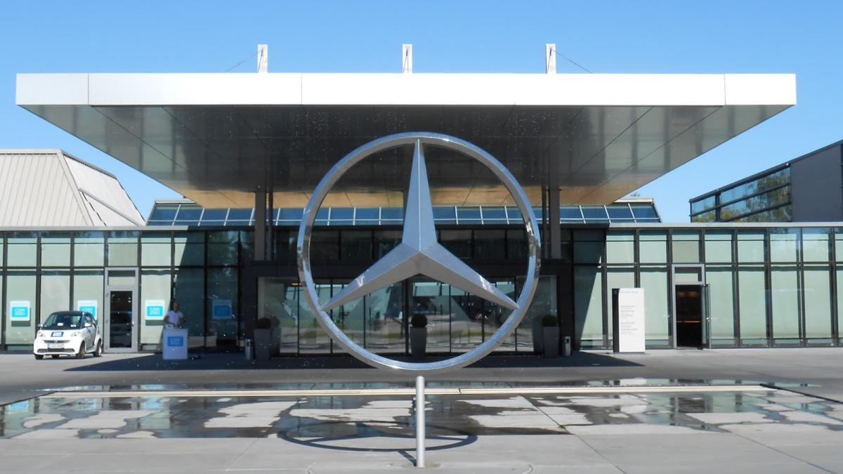De Mendiguren se reuni con autoridades de la automotriz MercedesBenz