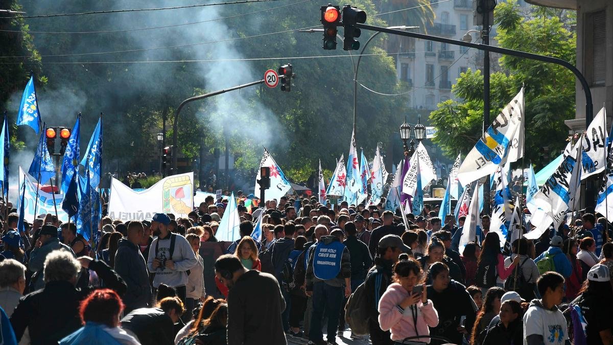 Distintos sectores polticos y de la sociedad civil reclaman en las calles la remocin de los jueces de la Corte Foto Archivo