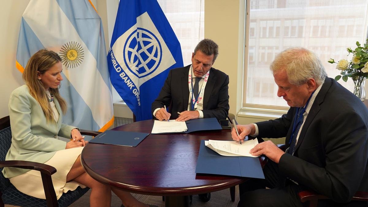 Massa y Perczyk durante la firma del acuerdo con el Bnco Mundial para el financiamiento de las becas