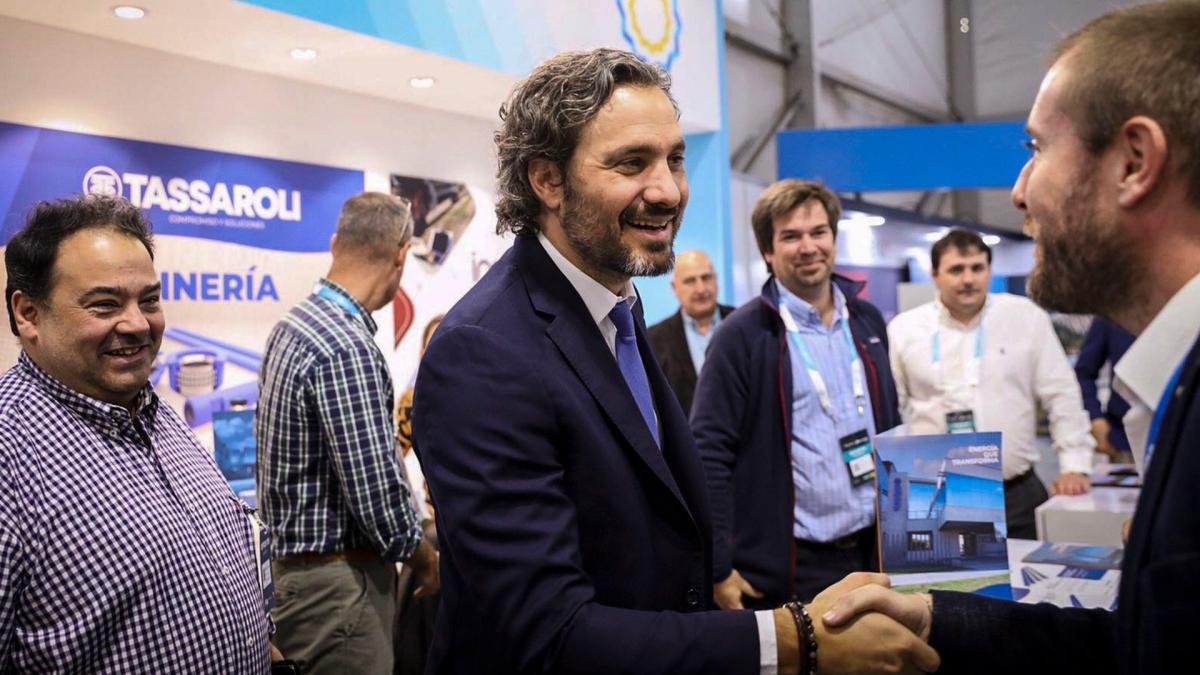 Cafiero saluda a unos de los 22 expositores argentinos que participaron en ExpoMin 2023 Foto Prensa Cancillera