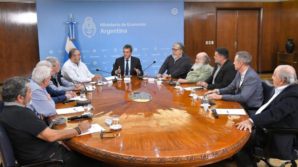 Massa recibi a representantes de la CGT y de movimientos sociales