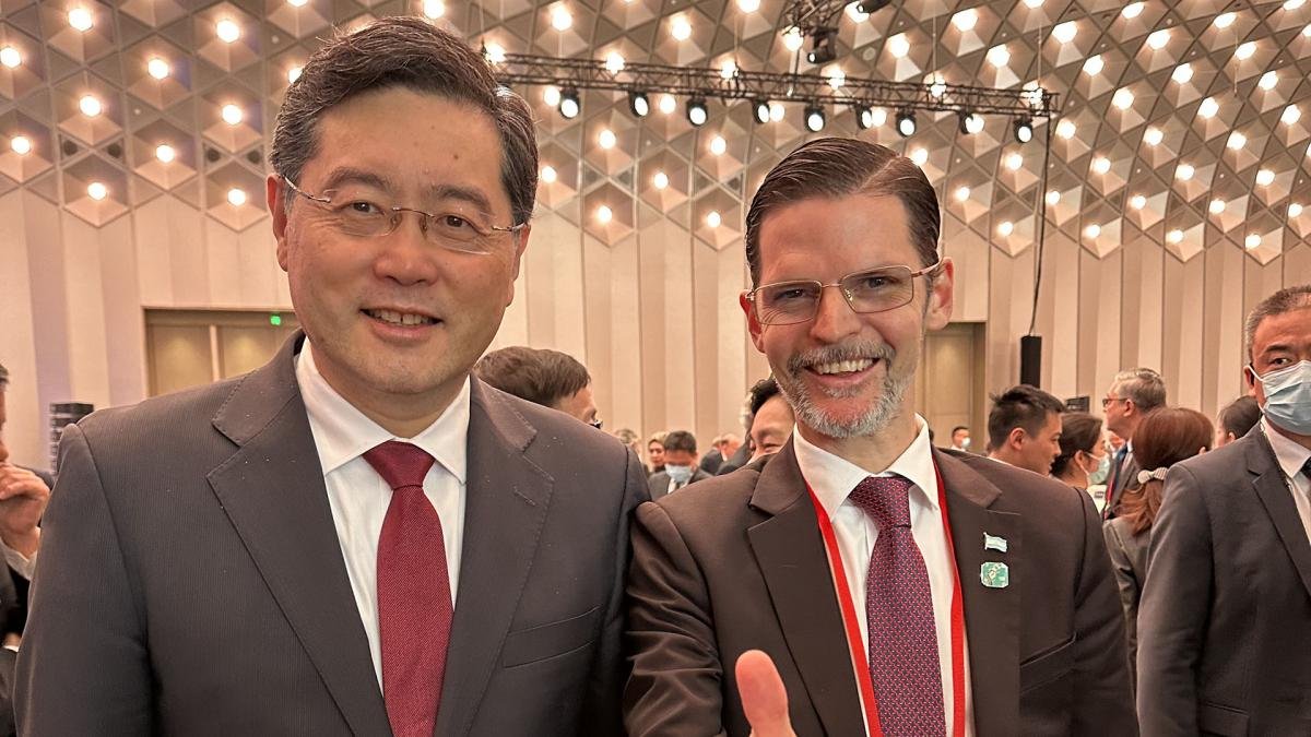 El embajador Vaca Narvaja junto al Canciller chino Qin Gang Foto Prensa