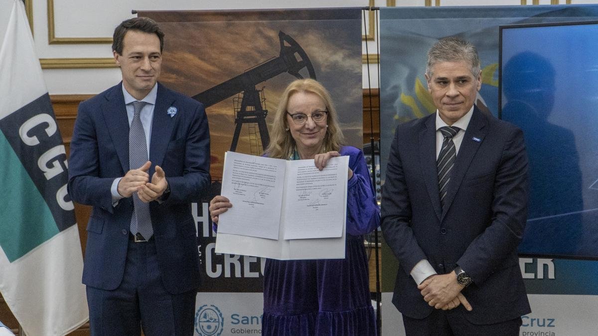 La gobernadora Alicia Kirchner el presidente de YPF Pablo Gonzlez y el titular de CGC Hugo Eurnekian en la firma del acuerdo