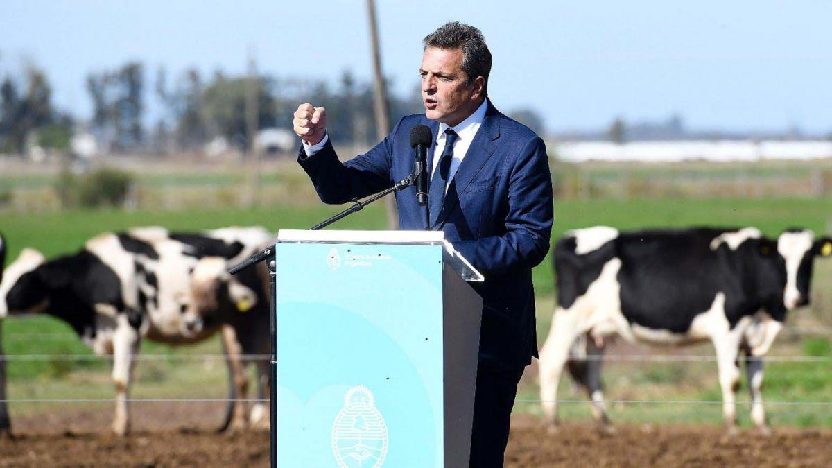 La cartera que dirige Sergio Massa negocia por estos das con el FMI una reformulacin del acuerdo que permita adelantar desembolsos por cerca de US10000 millones Foto Prensa Mecon