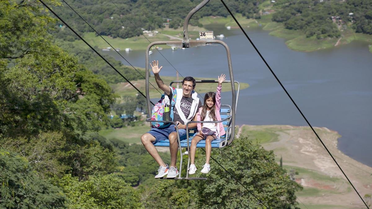 Una silla area que recorre unos 600 metros permite captar las mejores vistas del dique Foto Prensa ETT