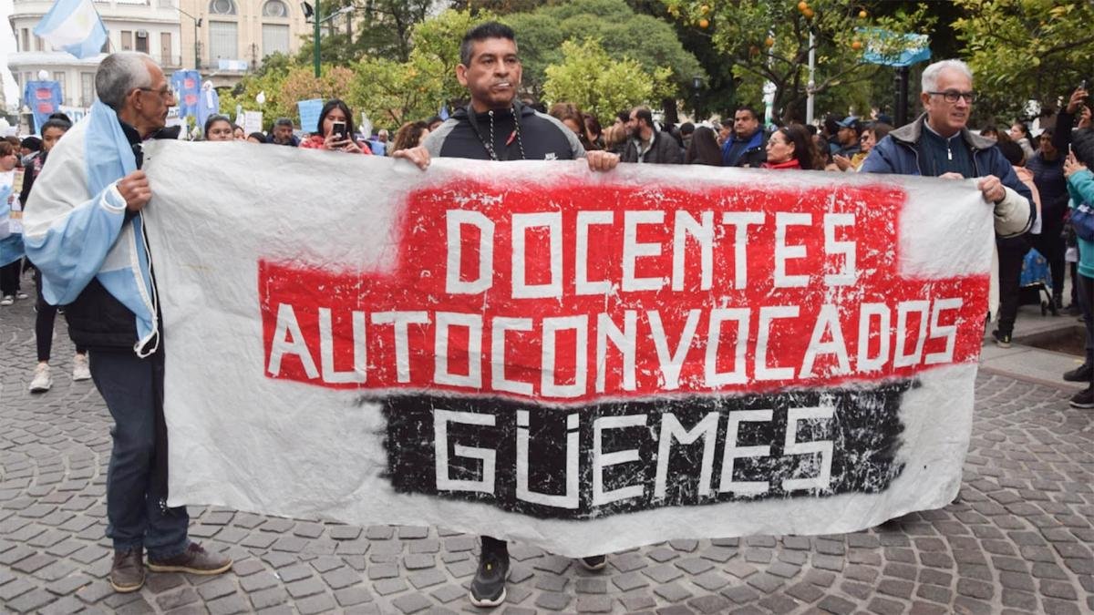 Se registraron cortes en diferentes rutas y surgi una convocatoria al dilogo de la provincia a los docentes Foto Luis Cornu