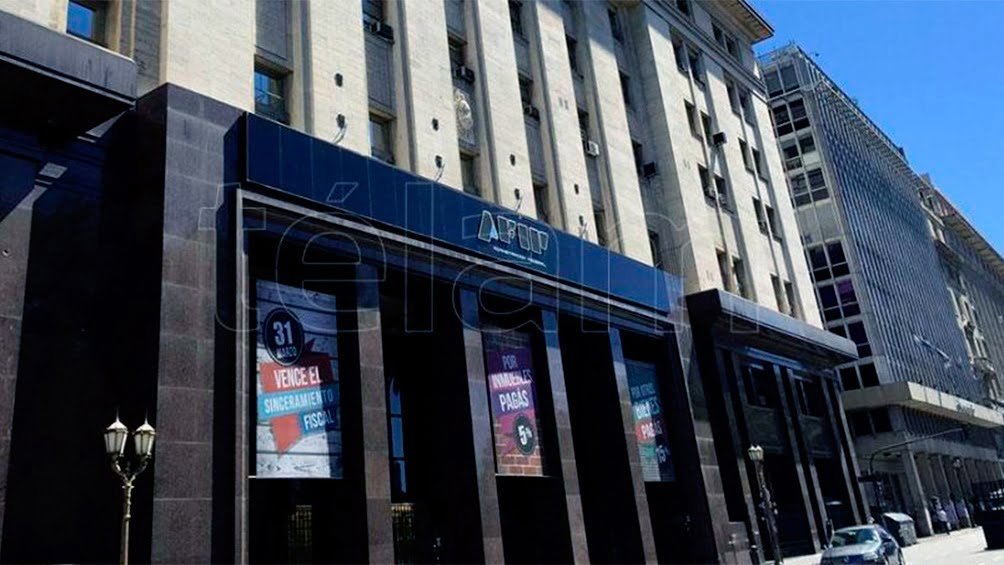 El total de divisas que adquirieron por esta va asciende a US 1160 millones lo que representa 205310 millones al tipo de cambio oficial de cierre del ao pasado