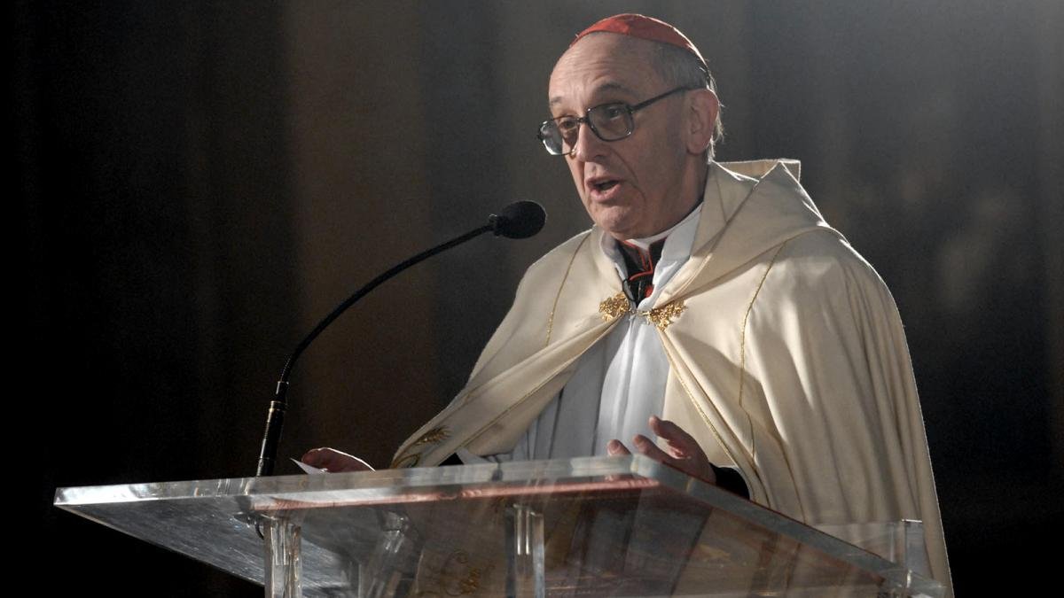 No tenemos que esperar todo de los que nos gobiernan esto sera infantil sino ms bien hemos de ser parte activa en la rehabilitacin y el auxilio del pas herido dijo Bergoglio ese da Foto Archivo Tlam