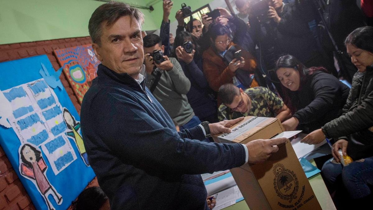 Leandro Zdero el candidato de JxC emite su voto Foto Pablo Caprarulo