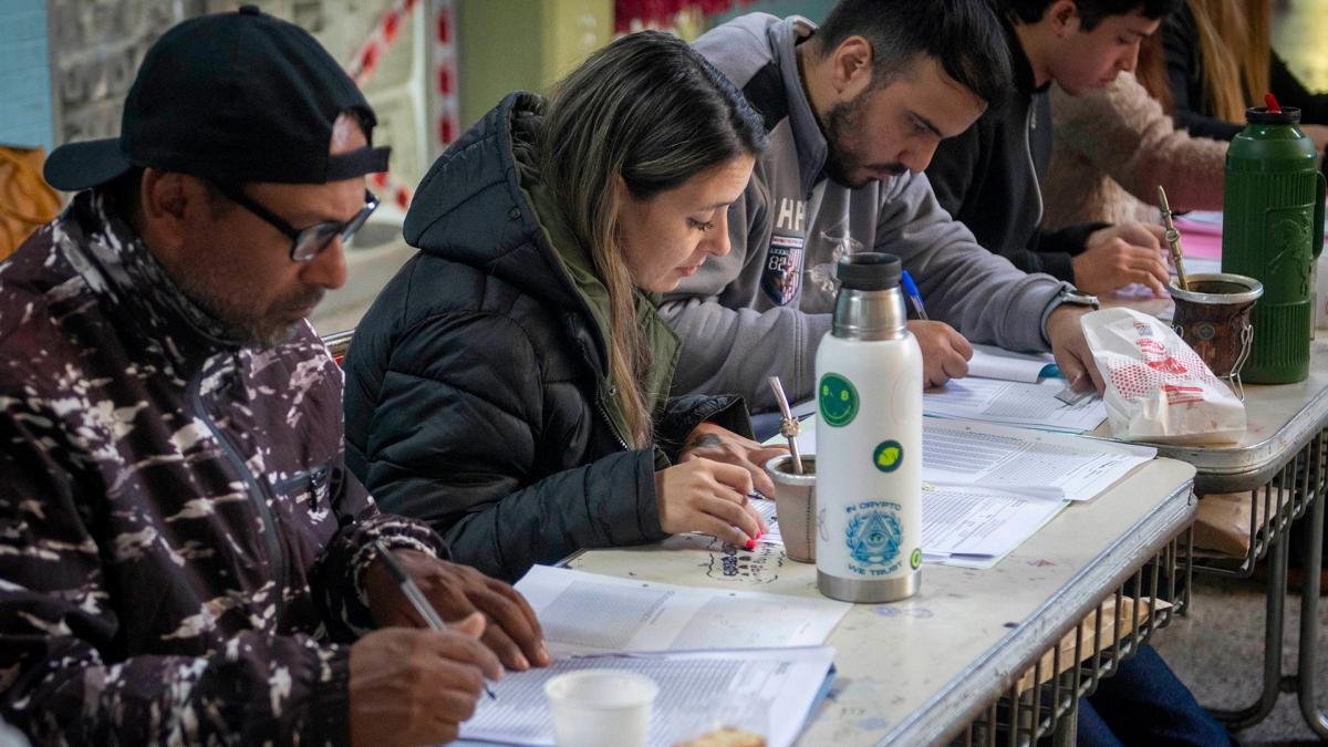 Para la categora de gobernador y vicegobernador habr 10 precandidatos por 8 frentes o partidos Foto Pablo Caprarulo