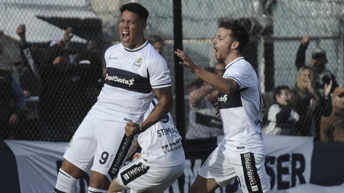 Gimnasia de La Plata visita a Universitario de Perú
