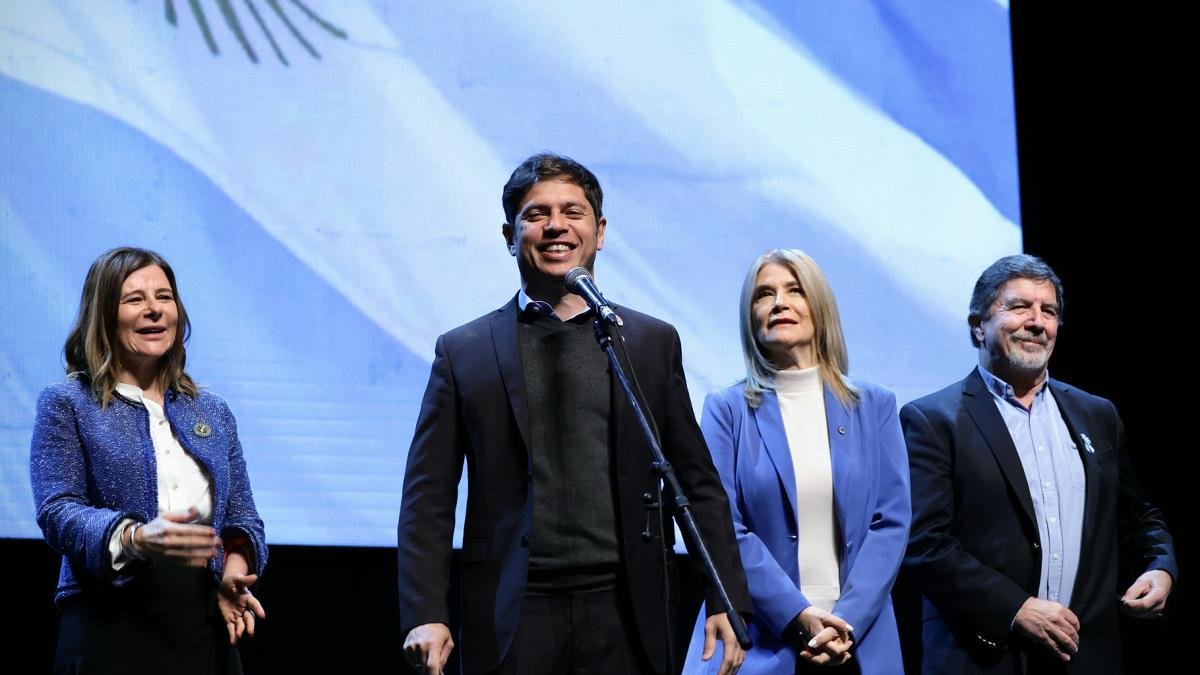 Kicillof estuvo acompaado en el acto por la vicegobernadora Vernica Magario el director General de Cultura y Educacin Alberto Sileoni y la presidenta del Instituto Cultural Florencia Saintout Foto Prensa Gobierno Provincia Buenos Aires