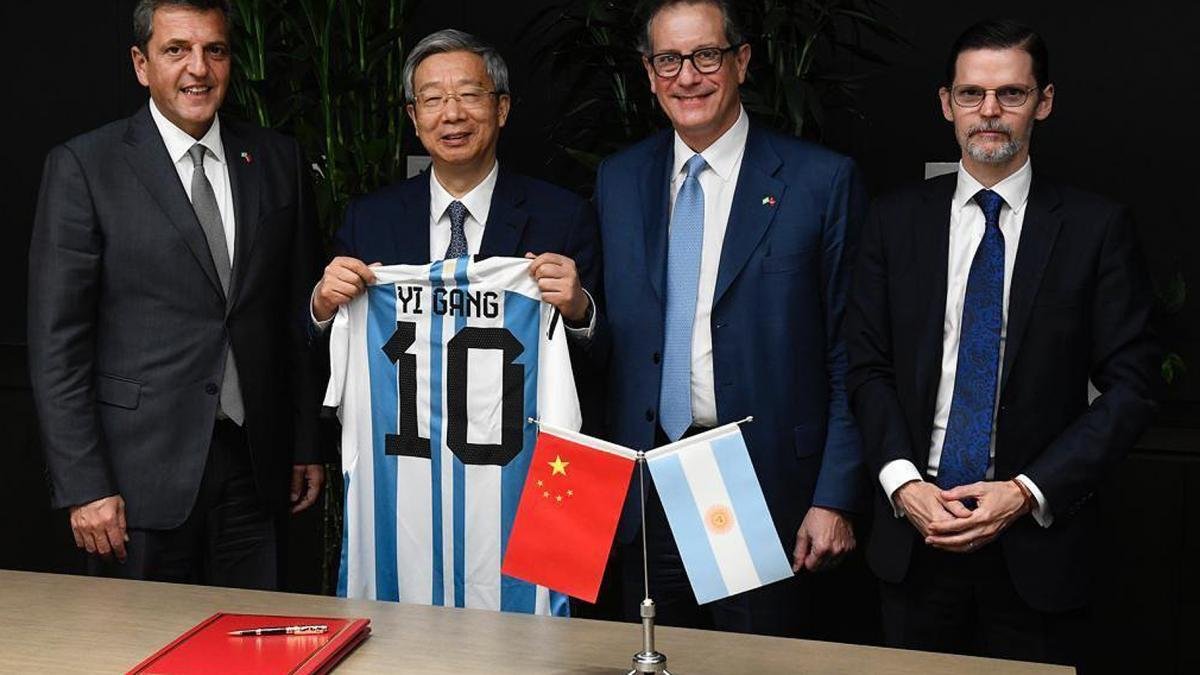 En su segundo da en la capital el ministro mantuvo una reunin de trabajo con el viceministro de la Aduana china Foto Prensa