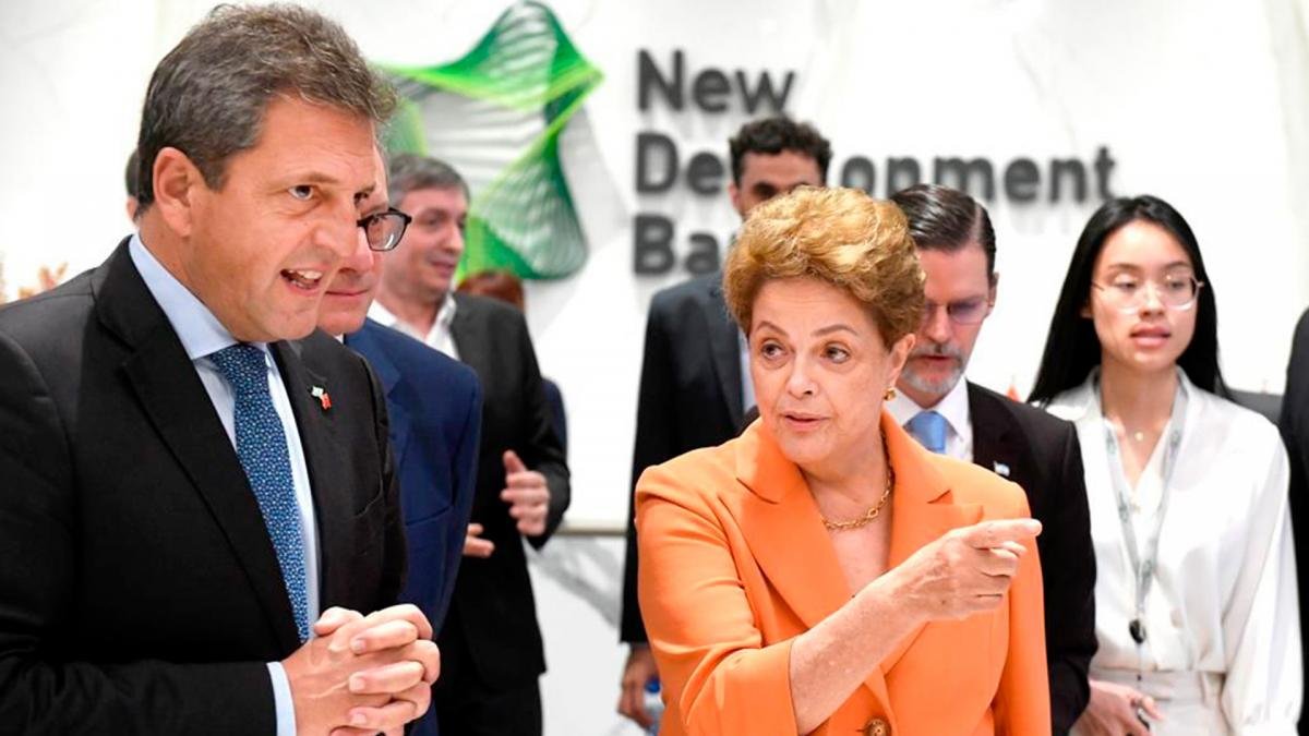 El ministro de Economa Sergio Massa junto al diputado Mximo Kirchner mantuvo una importante reunin con la presidenta del Banco de los Brics Dilma Rousseff Foto Mecon