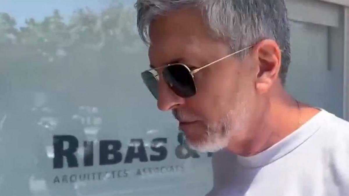 Jorge Messi saliendo tras la reunin con Joan Laporta 