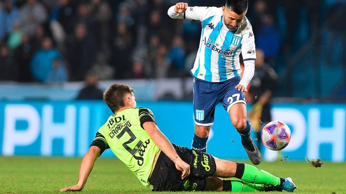 Capraro va con todo al piso y frena el avance del ingresado Maxi Moralez Foto Maximiliano Luna