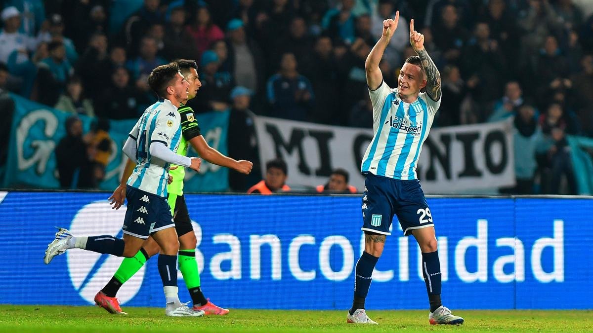 Racing va por un triunfo ante Ñublense para ser primero en su grupo