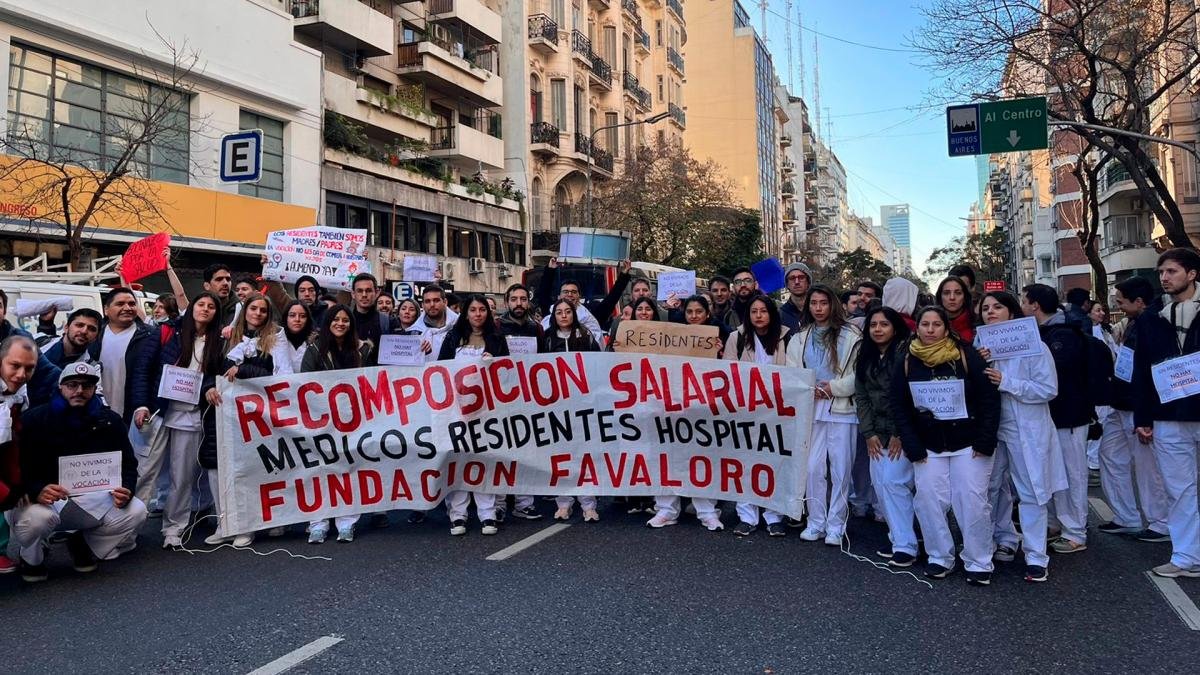 Los trabajadores de la Fundacin Favaloro de los servicios de terapia Intensiva clnica mdica cardiologa y ciruga general entre otros desarrollan medidas de fuerza Foto Twitter