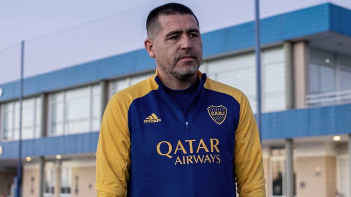 Riquelme esperó de madrugada al plantel de Boca en Ezeiza tras la dura caída en Mendoza