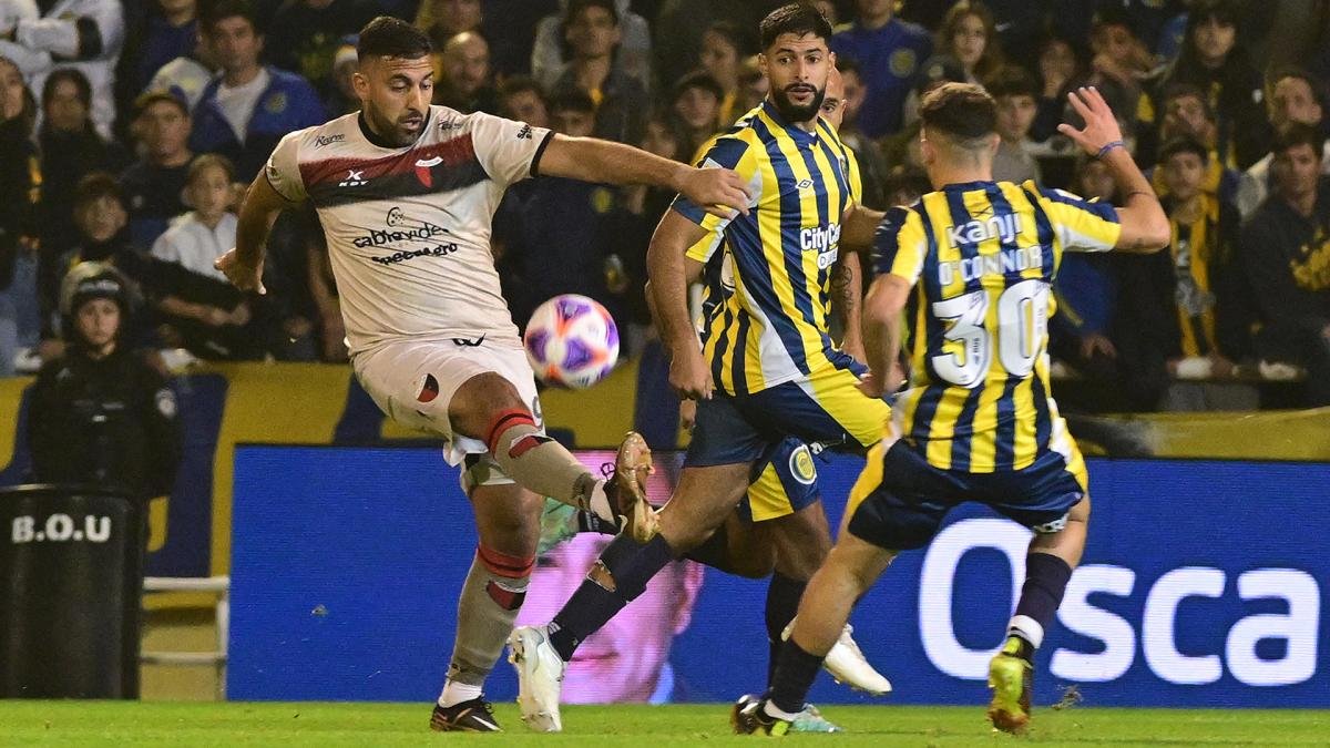 Wanchope vila intenta un remate ante la marca del volante ingresado Toms O