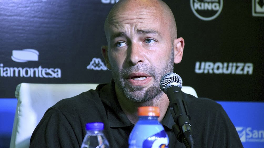 Vélez apuesta por Méndez como DT para salir del fondo de La Liga