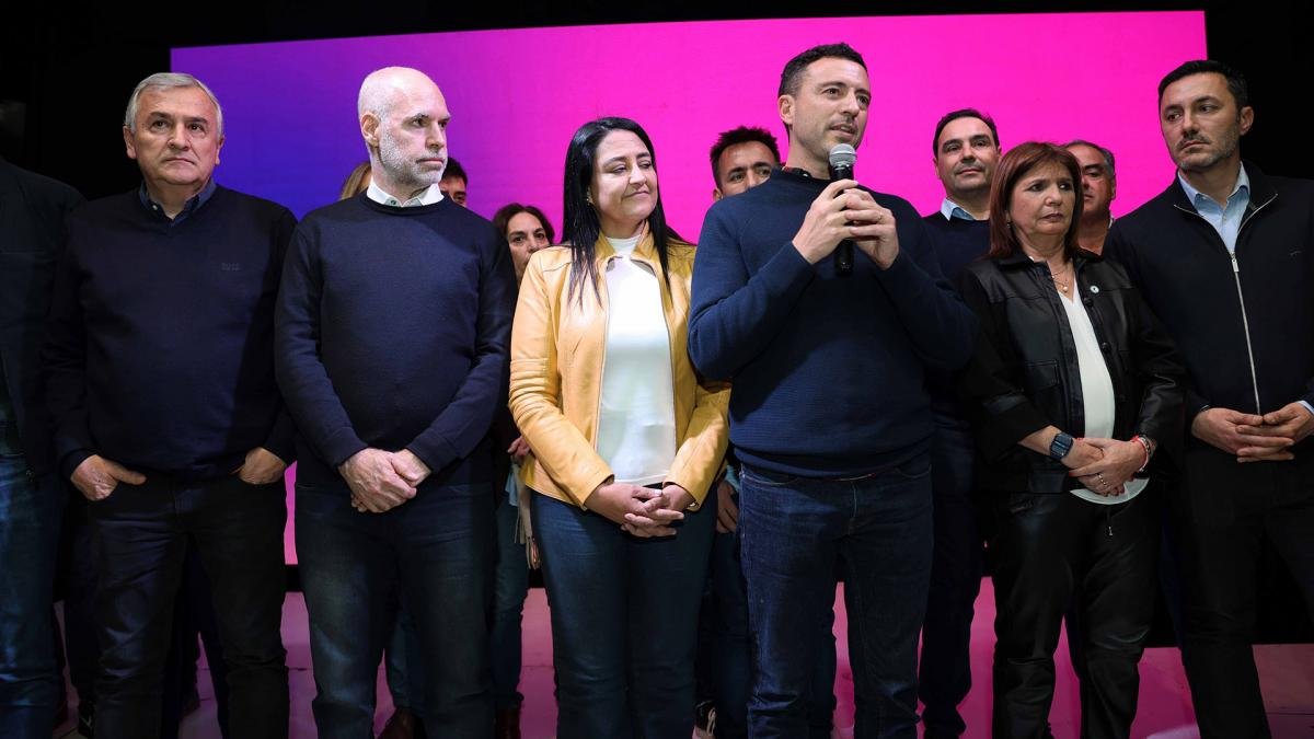 El bunker del PRO con sus principales referentes con el candidato derrotado Foto Laura Lescano