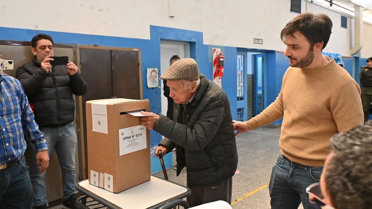 Nacho Torres el candidato de Juntos por el Cambio vot en Trelew con su abuelo Foto Prensa