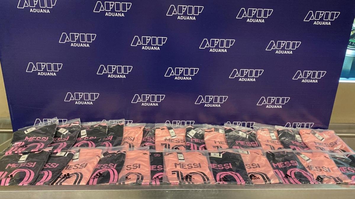 Las camisetas eran apcrifas lo cual las convierte en mercadera prohibida Foto Prensa AFIP