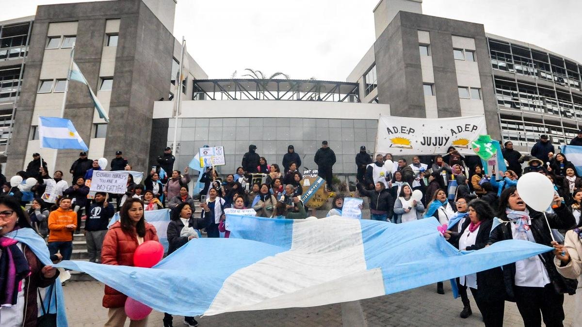 Por su parte la Asociacin de Educadores Provinciales decidi continuar con las medidas de fuerza de paro por tiempo indeterminado Foto Edgardo Valera