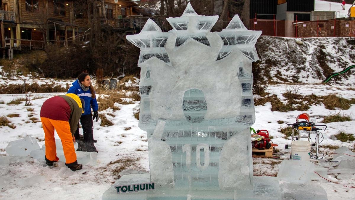 Una multitud presenció la bajada de antorchas en la Fiesta Nacional del Invierno