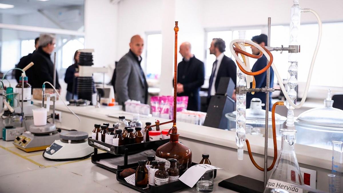 Cafiero estuvo acompaado por el presidente de la empresa Nstor CestariFoto Cancilleria