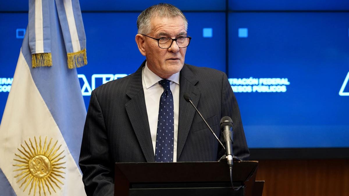 Castagneto: «Las medidas buscan aliviar el impacto de la devaluación impuesta por el FMI»