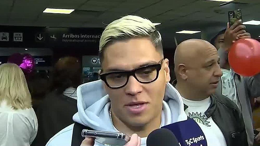 Juan Fernando Quintero al llegar a Ezeiza