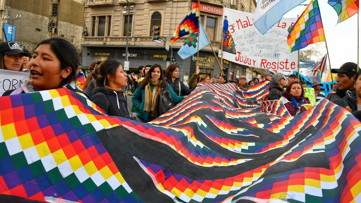 La columna permanece en vigilia en la Plaza Lavalle frente a Tribunales en reclamo por la falta de Estado de derecho y la violencia institucional que existe en Jujuy Foto Eliana Obregn