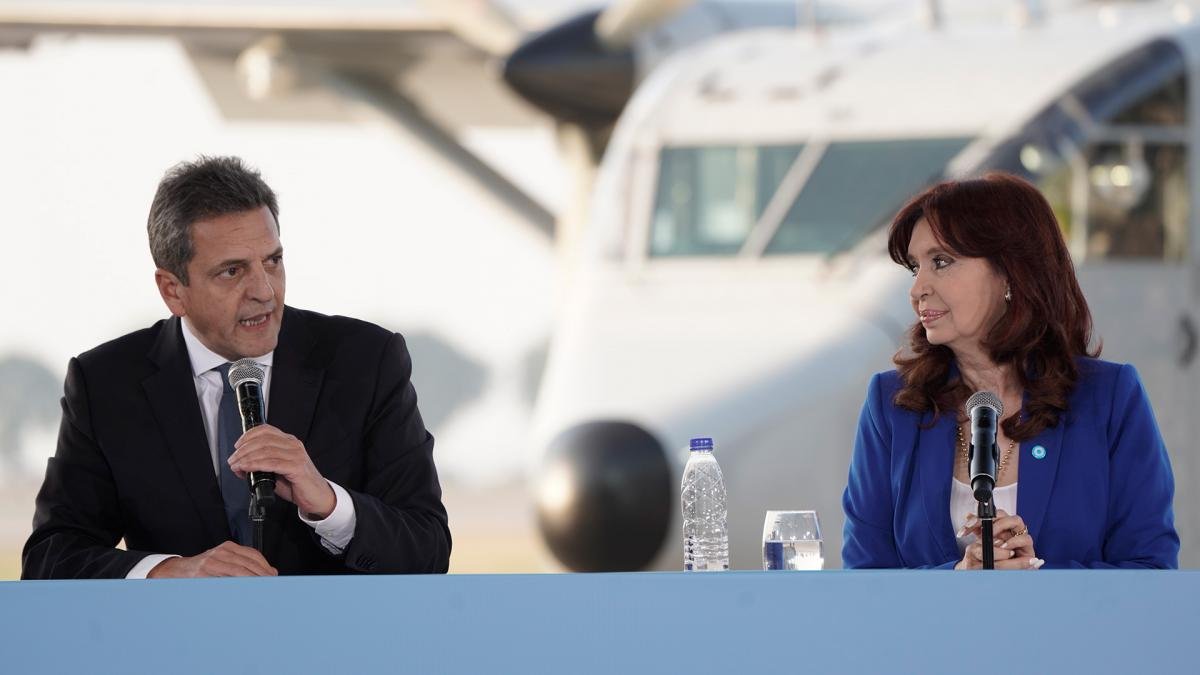 Sergio Massa junto a Cristina Kirchner en la repatriacin de una avion de vuelos de la muerte foto prensa 830993