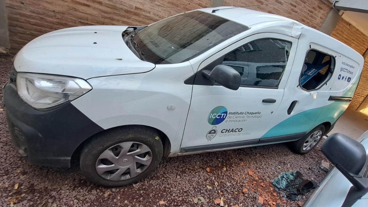 El vandalismo tambin atribuido al detenido se extendi a dos vehculos oficiales Foto TW 