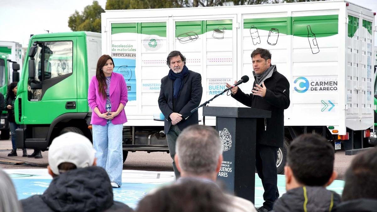 La ministra de Ambiente Daniela Vilar y el director general de Cultura y Educacin Alberto Sileoni acompaaron a Kicillof en el acto en La Plata Foto Eva Cabrera