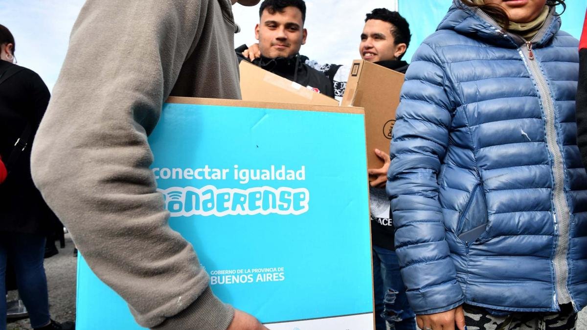 Kicillof tambin entreg netbooks para estudiantes de distintos municipios bonaerenses Foto Eva Cabrera
