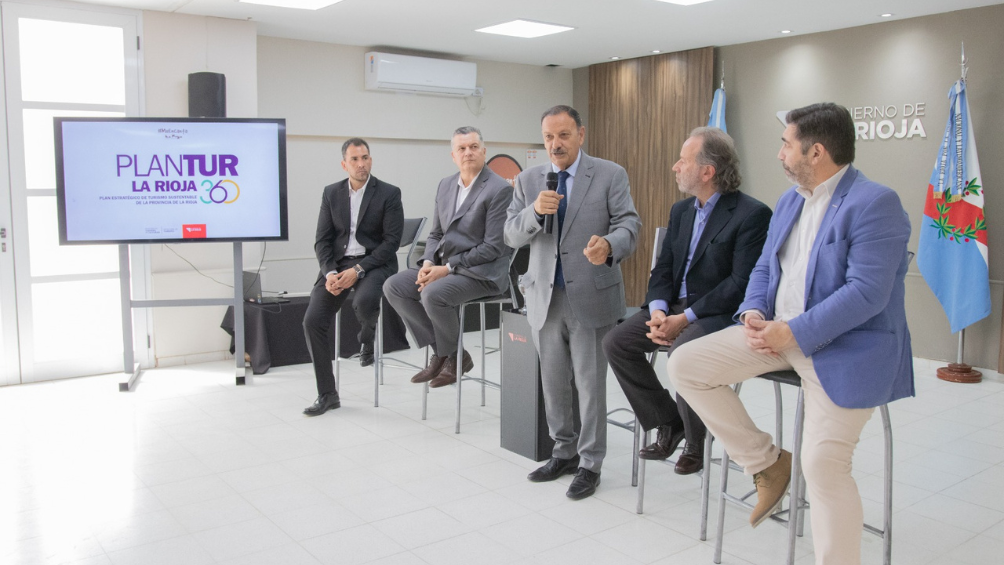 El ministro de Turismo y las Culturas de La Rioja a la derecha del gobernador Ricardo Quintela que anuncia el Plan 360 para el turismo